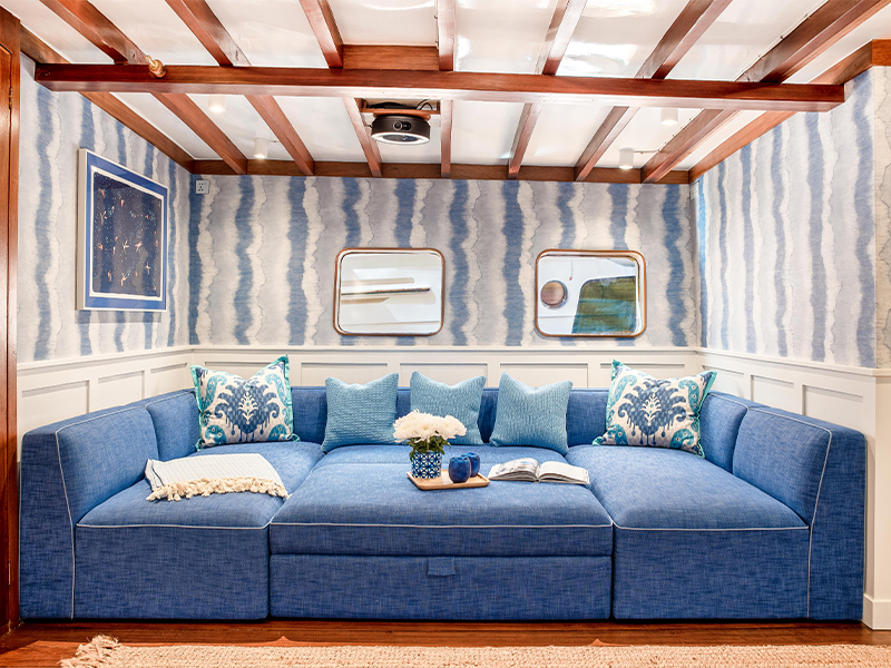 Hong Kong junk boat - lounge area