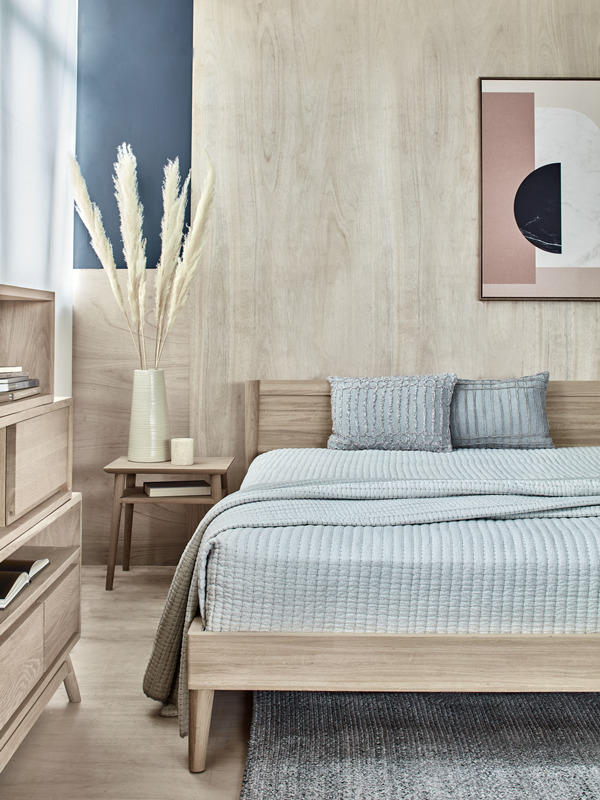 TREE oak furniture - Vintage bed and bedside table