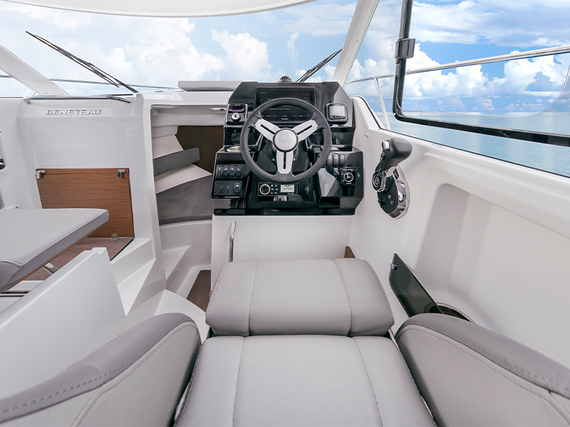 yachts in Hong Kong - Antares 8