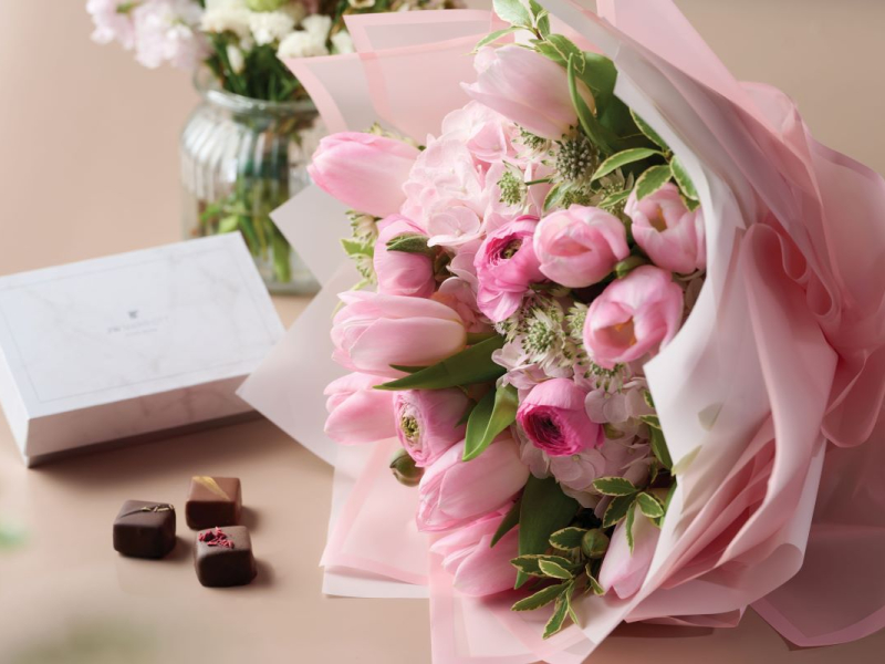 gifts for mums - JW Marriott Hong Kong bouquets and cakes