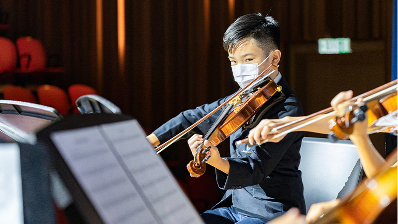 Primary school Hong Kong - Shrewsbury International - student playing the violin